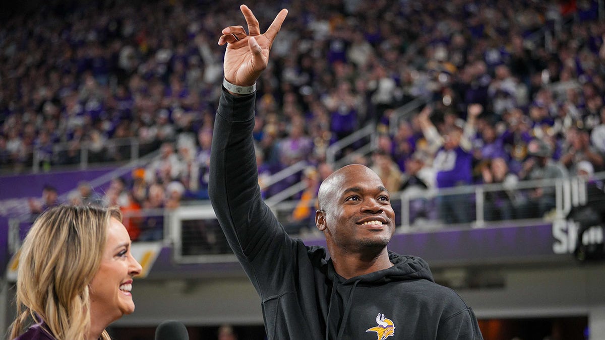 Adrian Peterson salutes