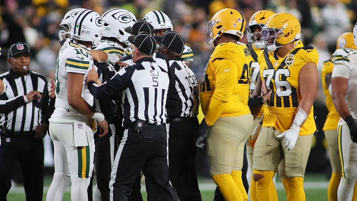 Referees break up Packers-Steelers fight