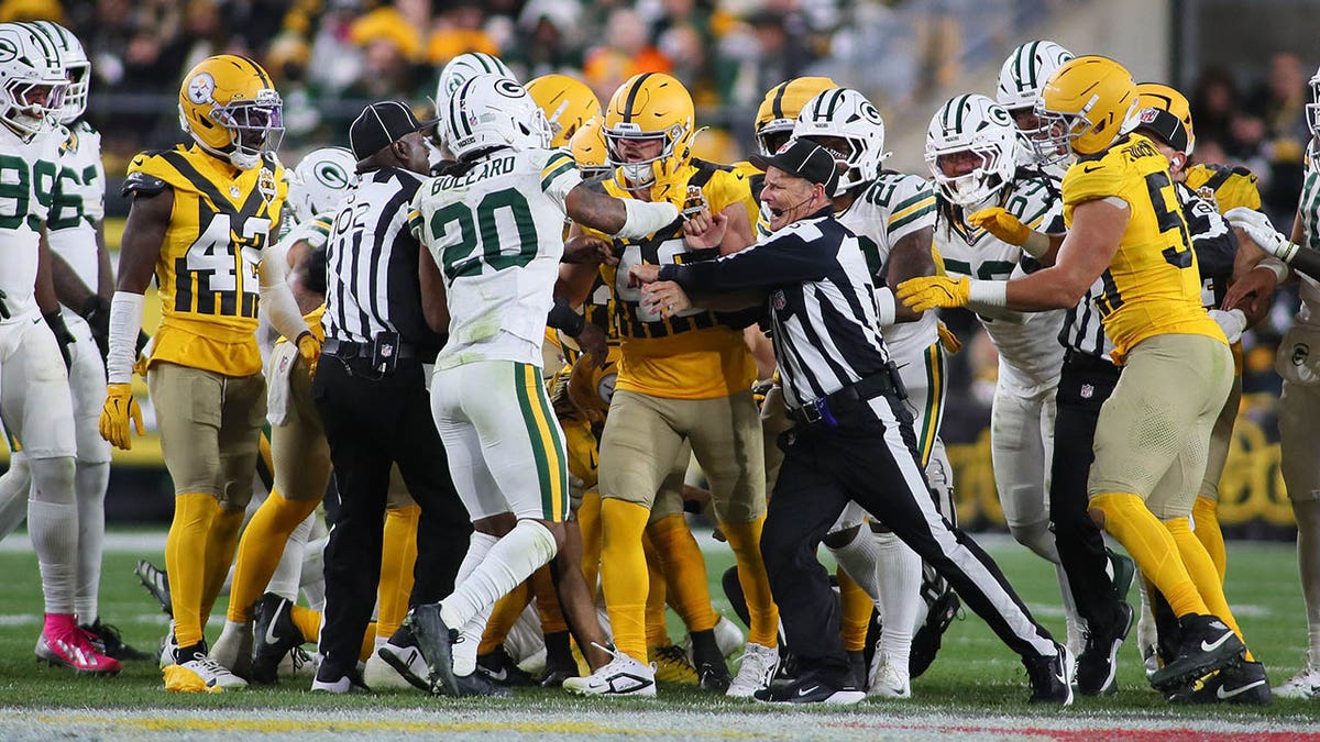 Referees break up Packers-Steelers skirmish