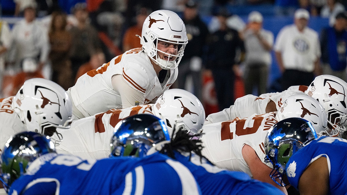 Arch Manning calls a play