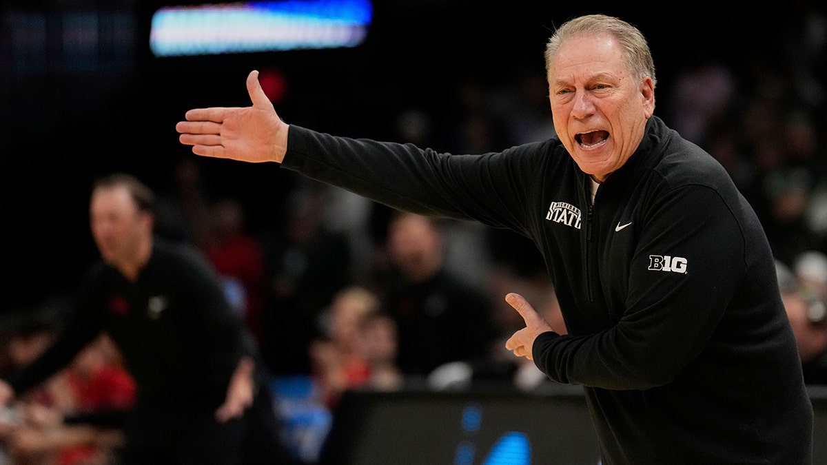 Tom Izzo argues