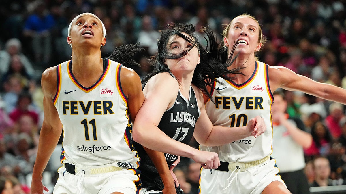 Lexie Hull vies for position