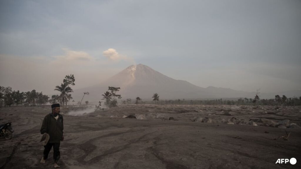 Indonesia raises alert level as volcano near Bali erupts Indonesia raises alert level as volcano near Bali erupts