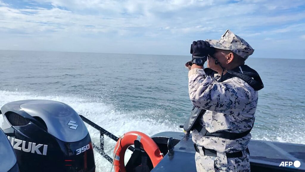 Migrant vessel sinks off Malaysia-Thailand border, hundreds missing Migrant vessel sinks off Malaysia-Thailand border, hundreds missing