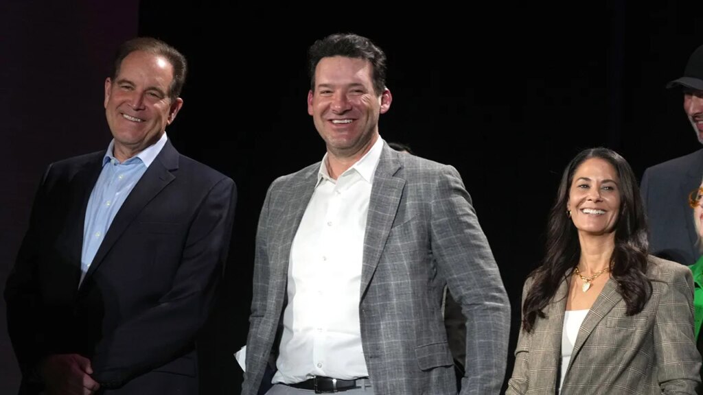 Tony Romo’s awkward noises during NFL broadcast draws criticism Tony Romo’s awkward noises during NFL broadcast draws criticism