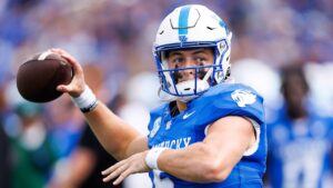College quarterback apologizes after flaunting NIL money to critic in viral video