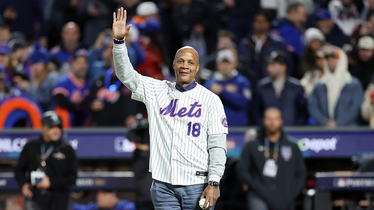 Darryl Strawberry waves