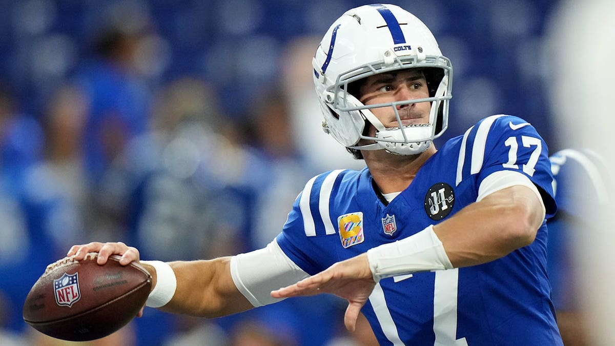 Daniel Jones warms up