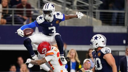 Cowboys’ George Pickens goes airborne in stunning maneuver to keep drive alive