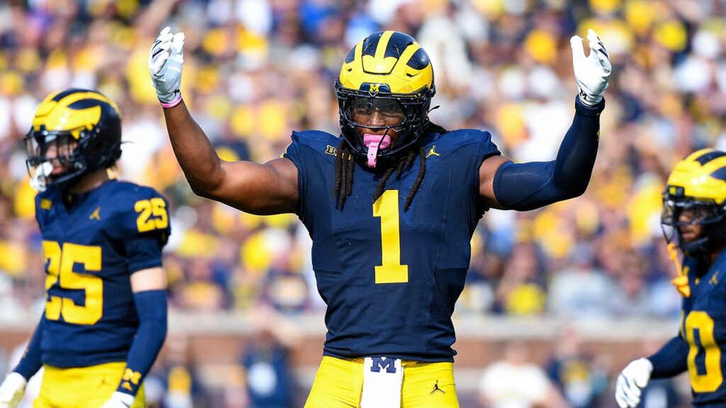 Michigan player draws unsportsmanlike conduct penalty after helmet makes contact with ref in heated exchange