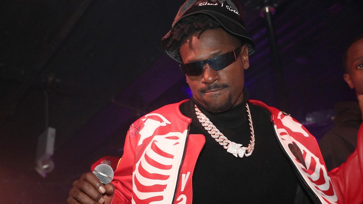 Antonio Brown rapping