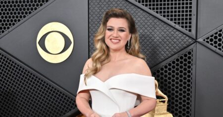 Kelly Clarkson Shares How She Hilariously Clapped Back at a Manager Who Told Her to ‘Get a Boob Job’
