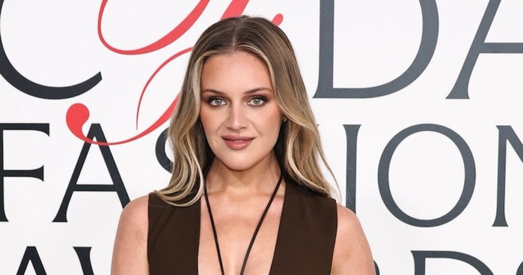 Kelsea Ballerini Talks About Wanting to Be a Mom on New Song ‘I Sit in Parks’ After Announcing Surprise EP Kelsea Ballerini Talks About Wanting to Be a Mom on New Song ‘I Sit in Parks’ After Announcing Surprise EP