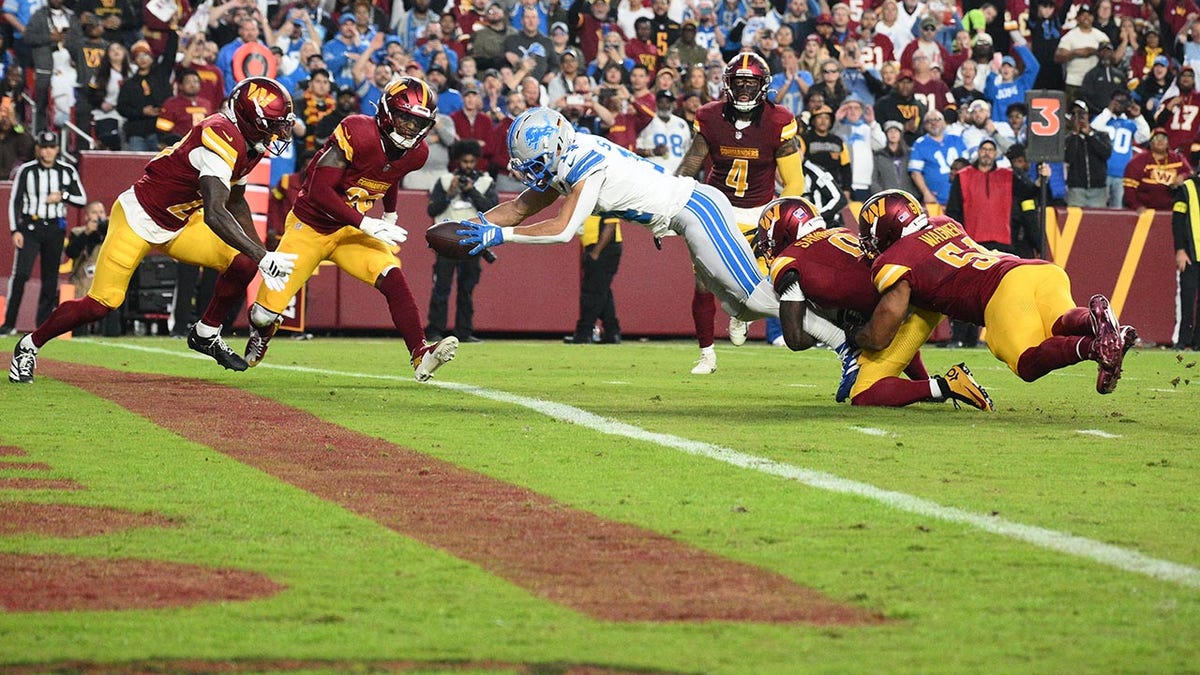 Amon-Ra St. Brown dives for touchdown