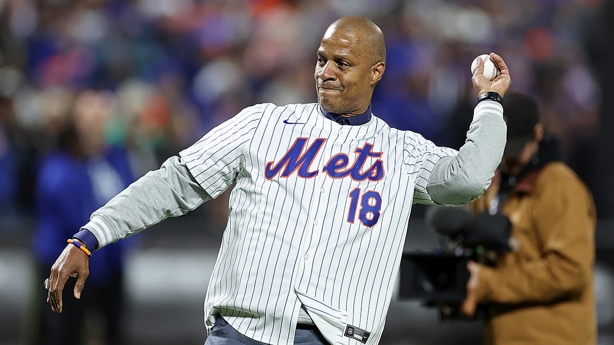 Darryl Strawberry throws first pitch