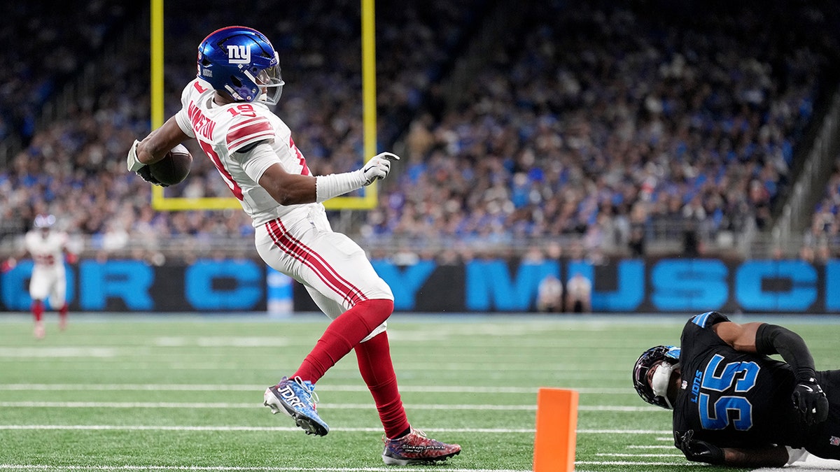 Jameis Winston scores touchdown