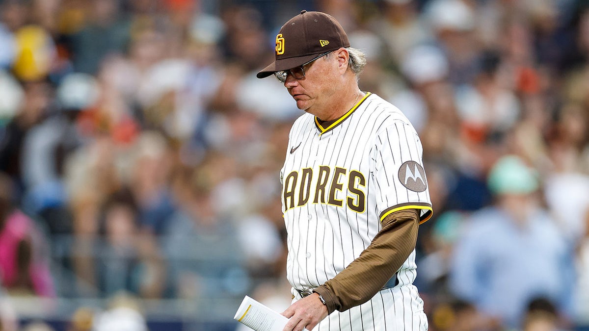 Mike Shildt walks off field