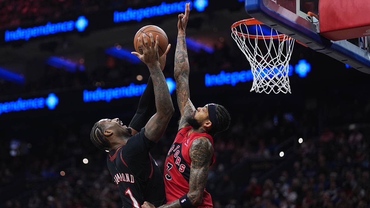 Brandon Ingram tries to block Andre Drummond