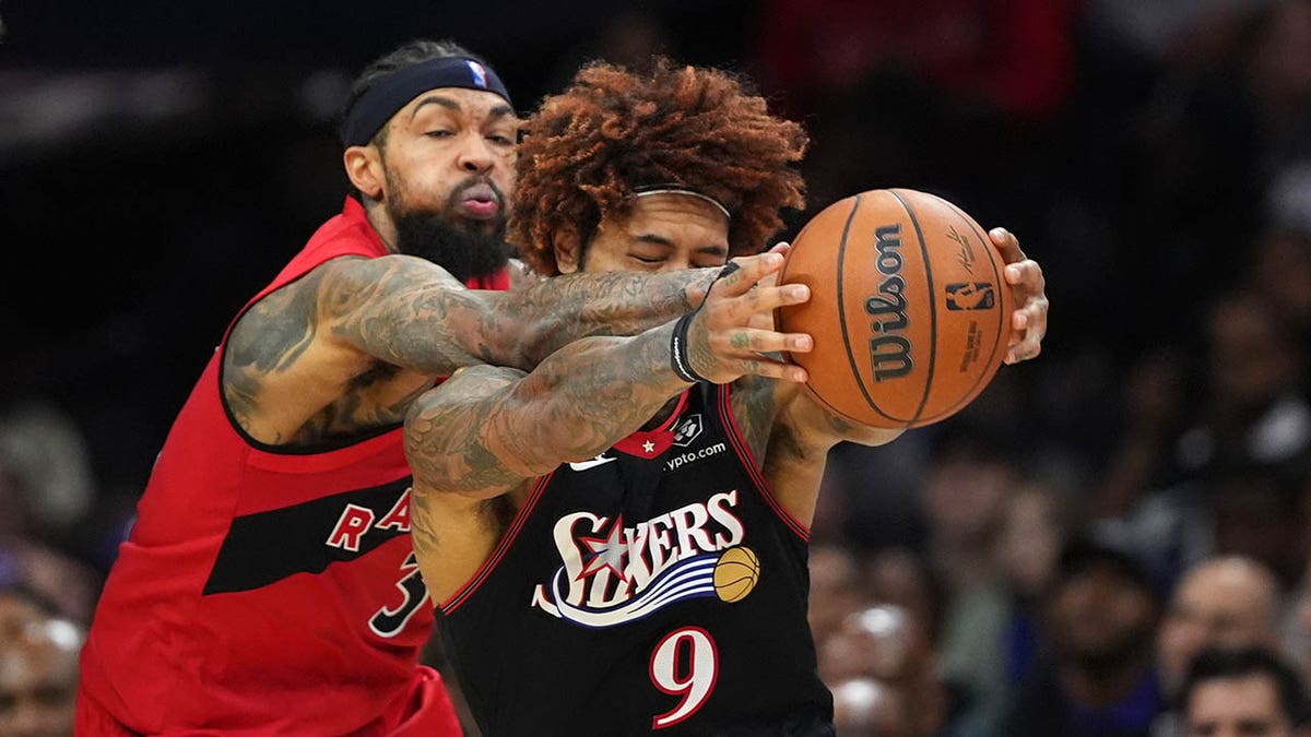 Brandon Ingram fights for the ball