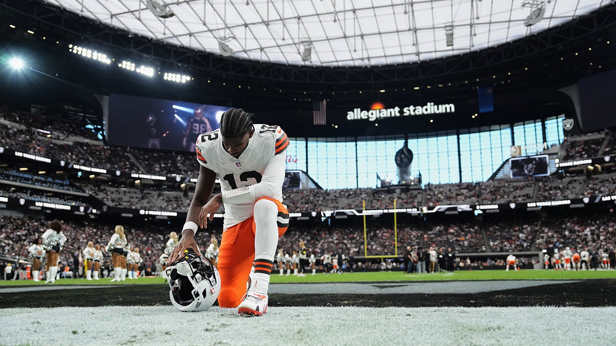 Shedeur Sanders takes a knee