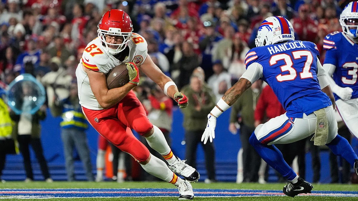 Travis Kelce avoids a tackler