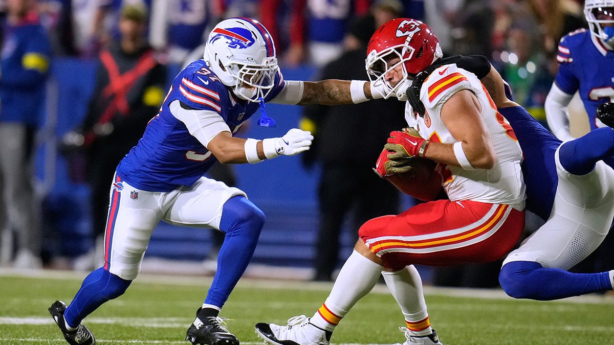 Travis Kelce tries to make a defender miss