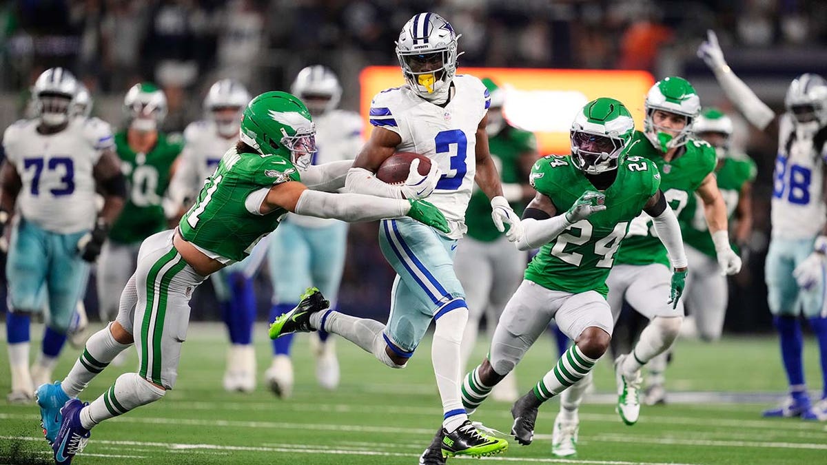 George Pickens runs with the ball