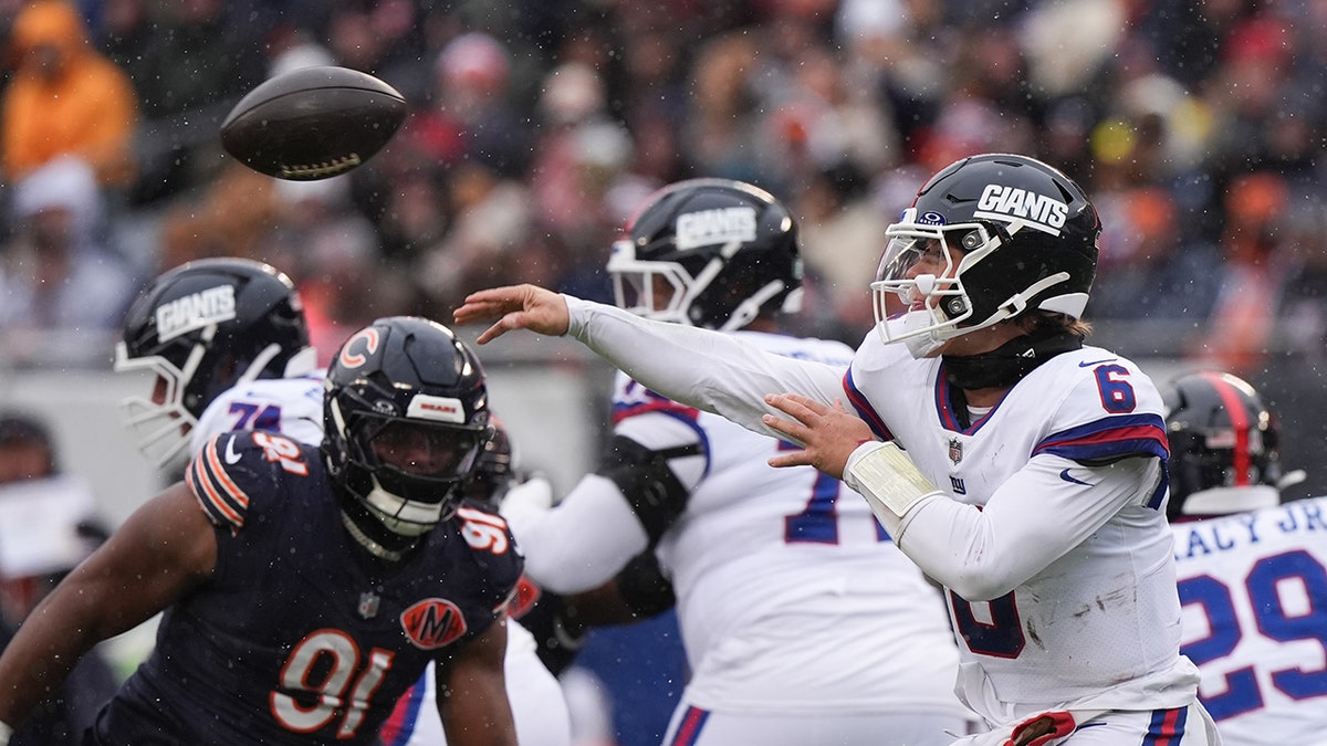 Jaxson Dart throws a pass