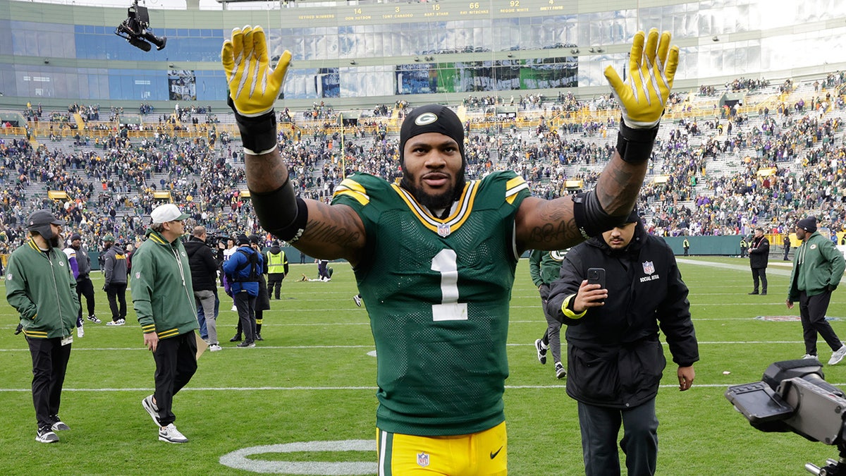 Micah Parsons waves to the crowd