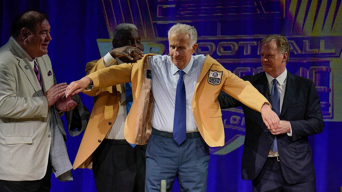 Paul Tagliabue gets his gold jacket
