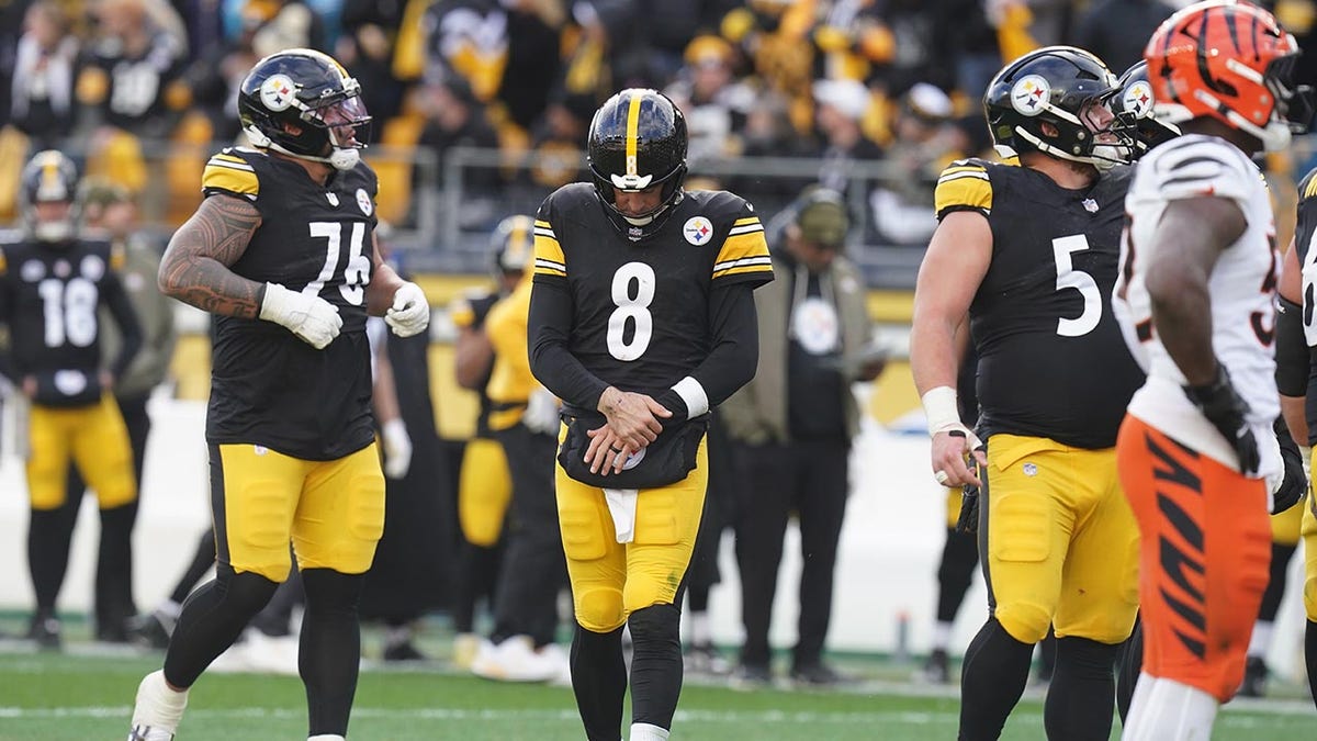 Aaron Rodgers holds his wrist