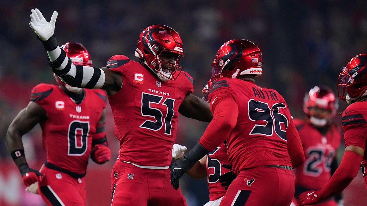 Will Anderson Jr. celebrates a sack