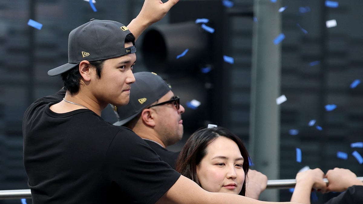 Shohei Ohtani waves to crowd
