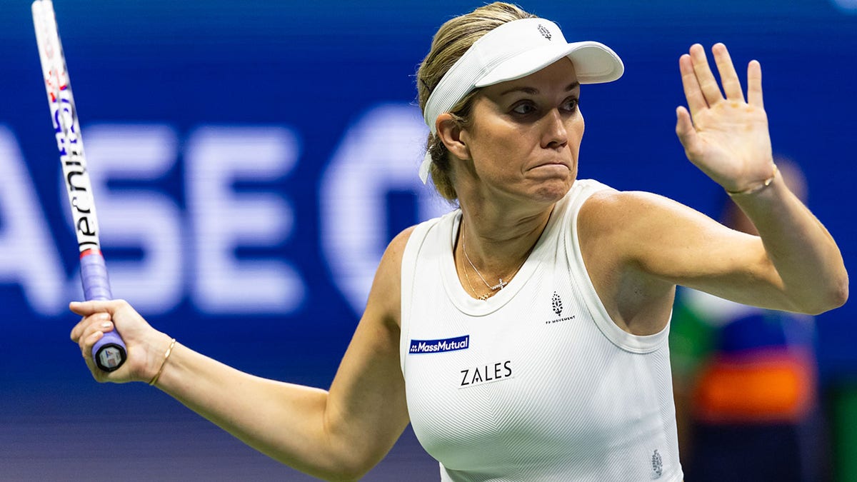 Danielle Collins with a forearm smash