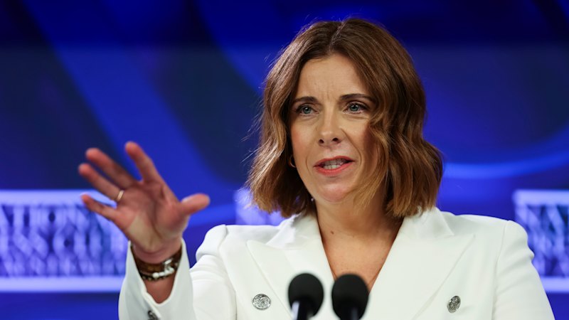 She moves, it runs; she doesn’t, it’s pushed She moves, it runs; she doesn’t, it’s pushed