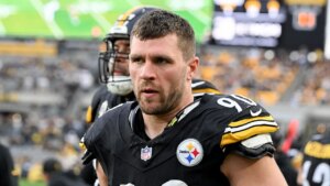 Steelers star TJ Watt undergoes surgery for partially collapsed lung after procedure goes wrong, brother says