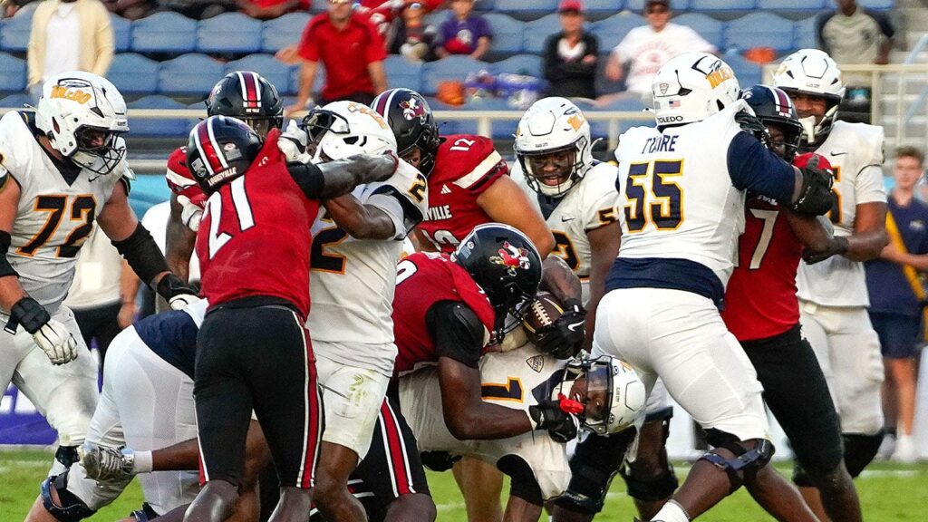 Wild brouhaha occurs during bowl game’s final moments after late hit Wild brouhaha occurs during bowl game’s final moments after late hit