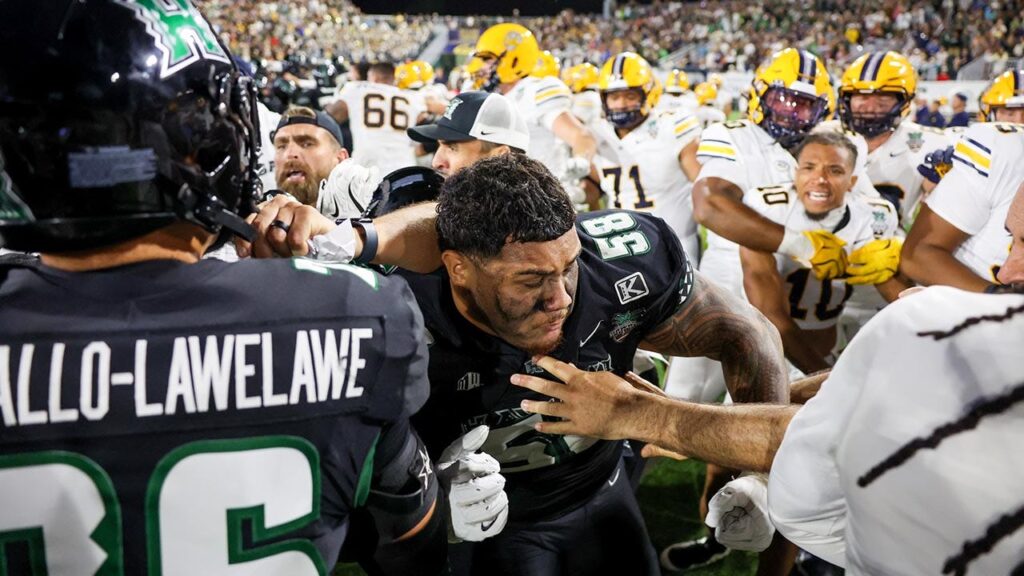 Hawaii, Cal players brawl as Rainbow Warriors pull off incredible comeback victory Hawaii, Cal players brawl as Rainbow Warriors pull off incredible comeback victory