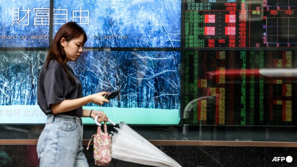 Asia markets edge up amid thinned holiday trade