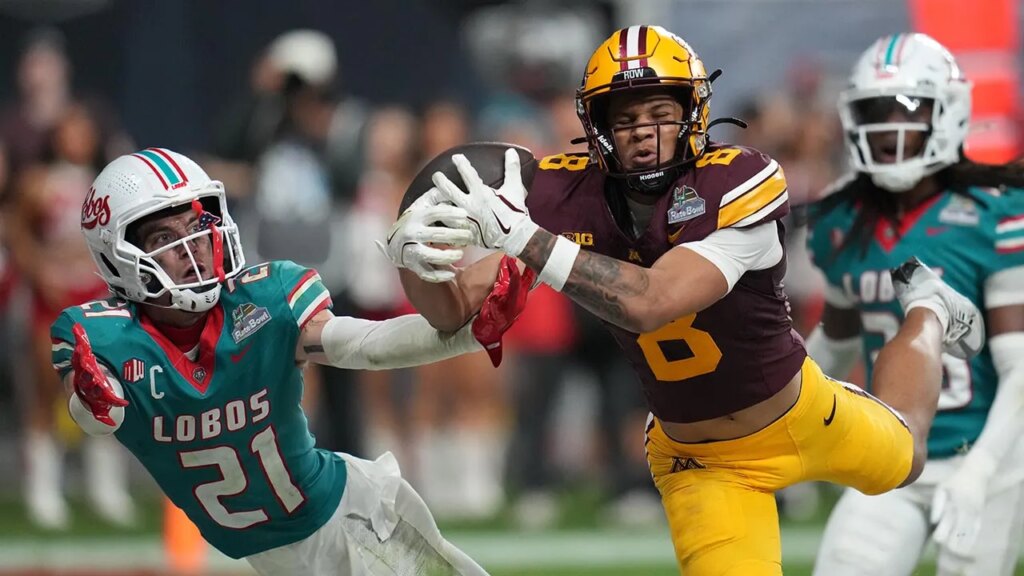 Minnesota wide receiver makes incredible diving catch to win bowl game Minnesota wide receiver makes incredible diving catch to win bowl game