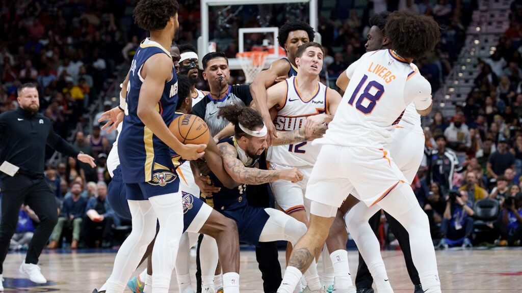 Pelicans guard connects with right hook in fight with Suns opponent
