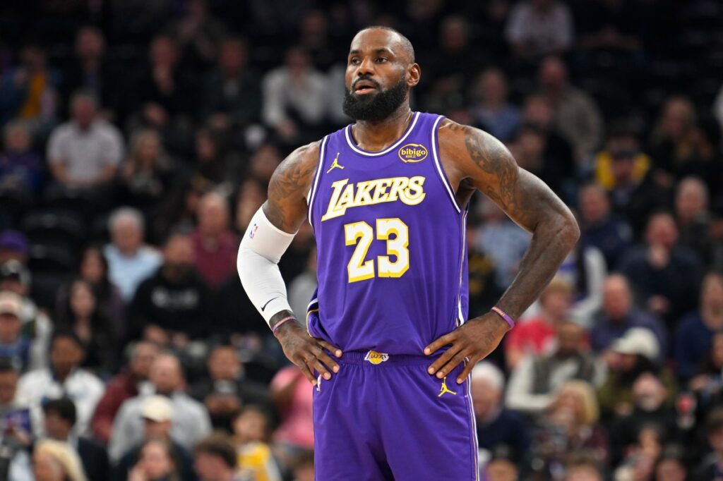 Lakers Urged to Pull Trigger on Blockbuster LeBron James Trade With Warriors