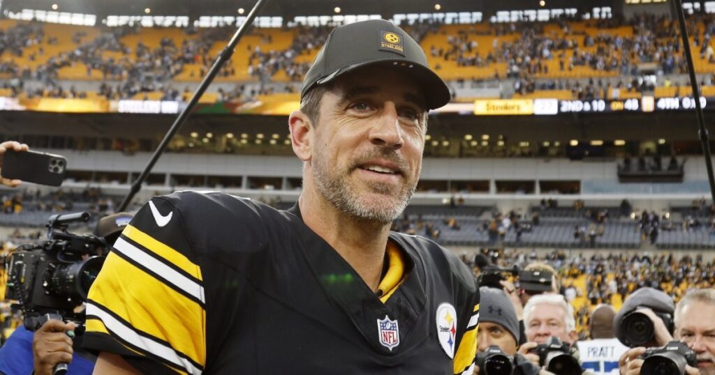 Aaron Rodgers Gives Steelers Linemen a K Christmas Gift: ‘Rewarding the Guys Who Protect the Pocket’ Aaron Rodgers Gives Steelers Linemen a K Christmas Gift: ‘Rewarding the Guys Who Protect the Pocket’