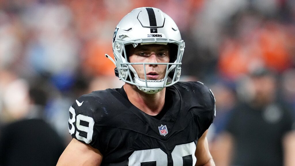 Raiders place star tight end on injured reserve before huge game with Giants
