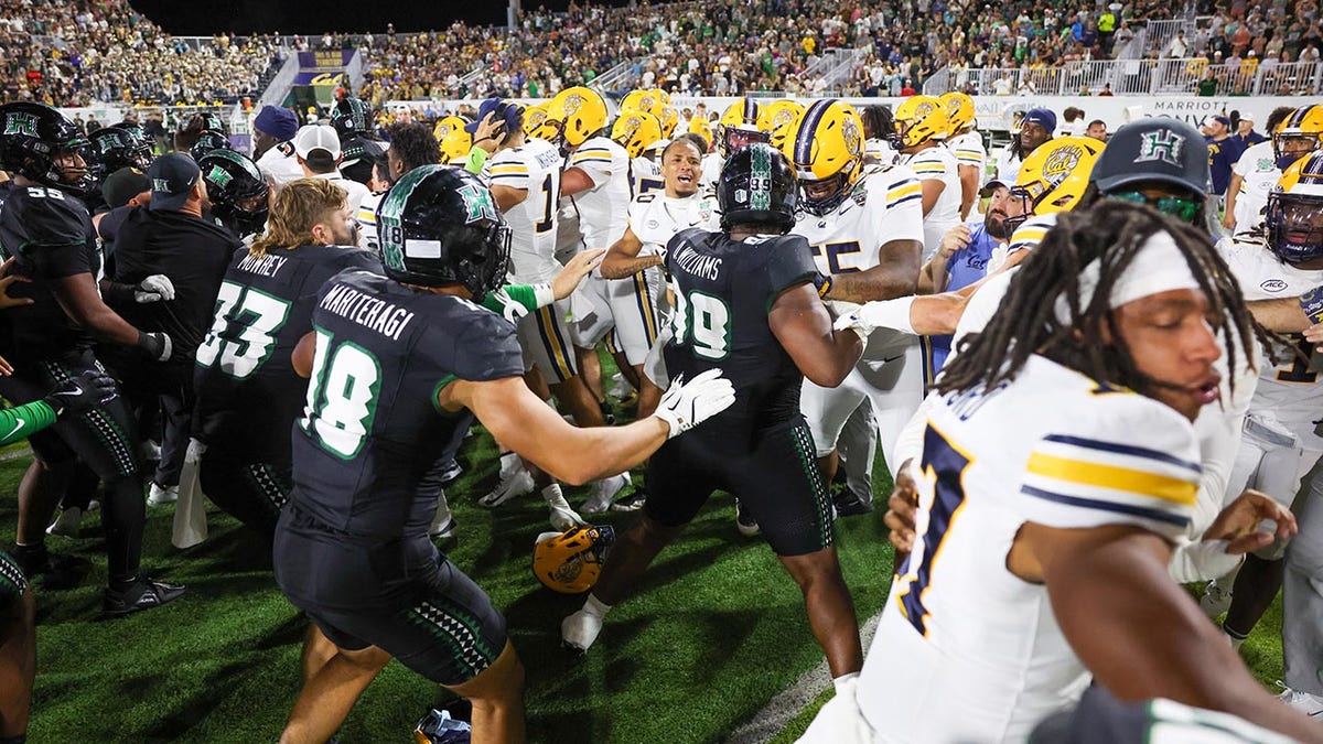 Players brawl at the Hawaii Bowl