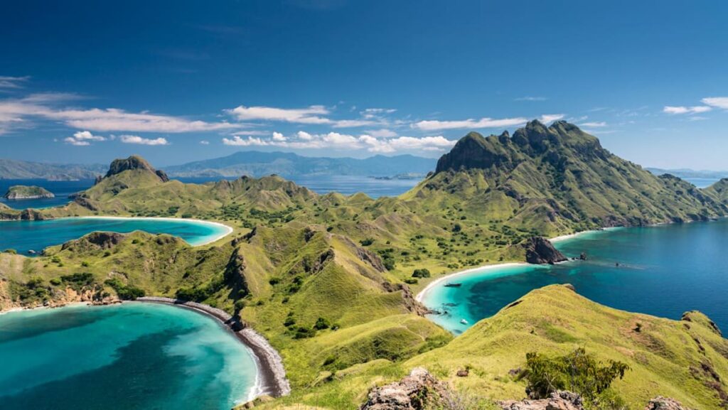 Spanish family missing after tourist boat sinks near Labuan Bajo in Indonesia