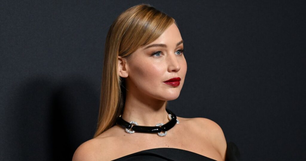 Jennifer Lawrence’s Rich Mom Wardrobe Includes This Sold-Out Bag — Get the Look for 