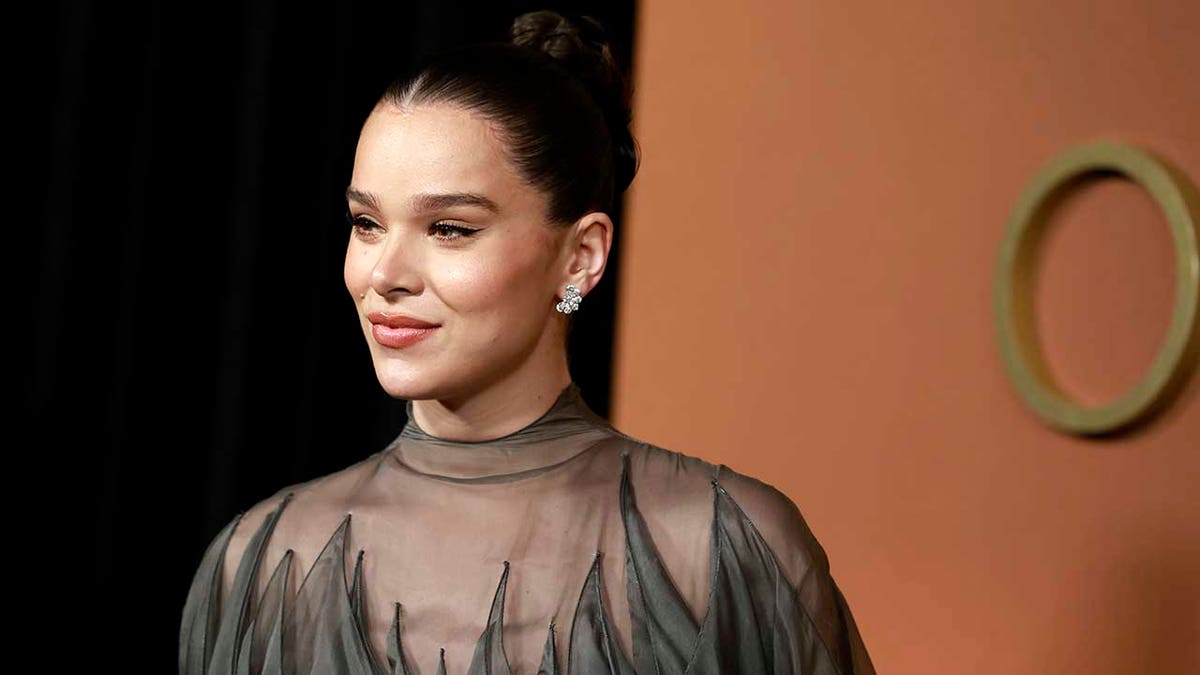 Hailee Steinfeld red carpet