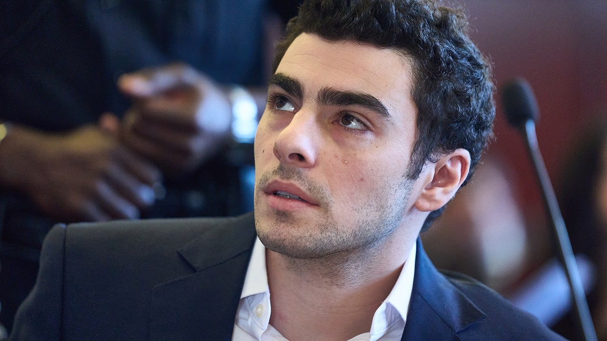 Luigi Mangione makes facial expression in court