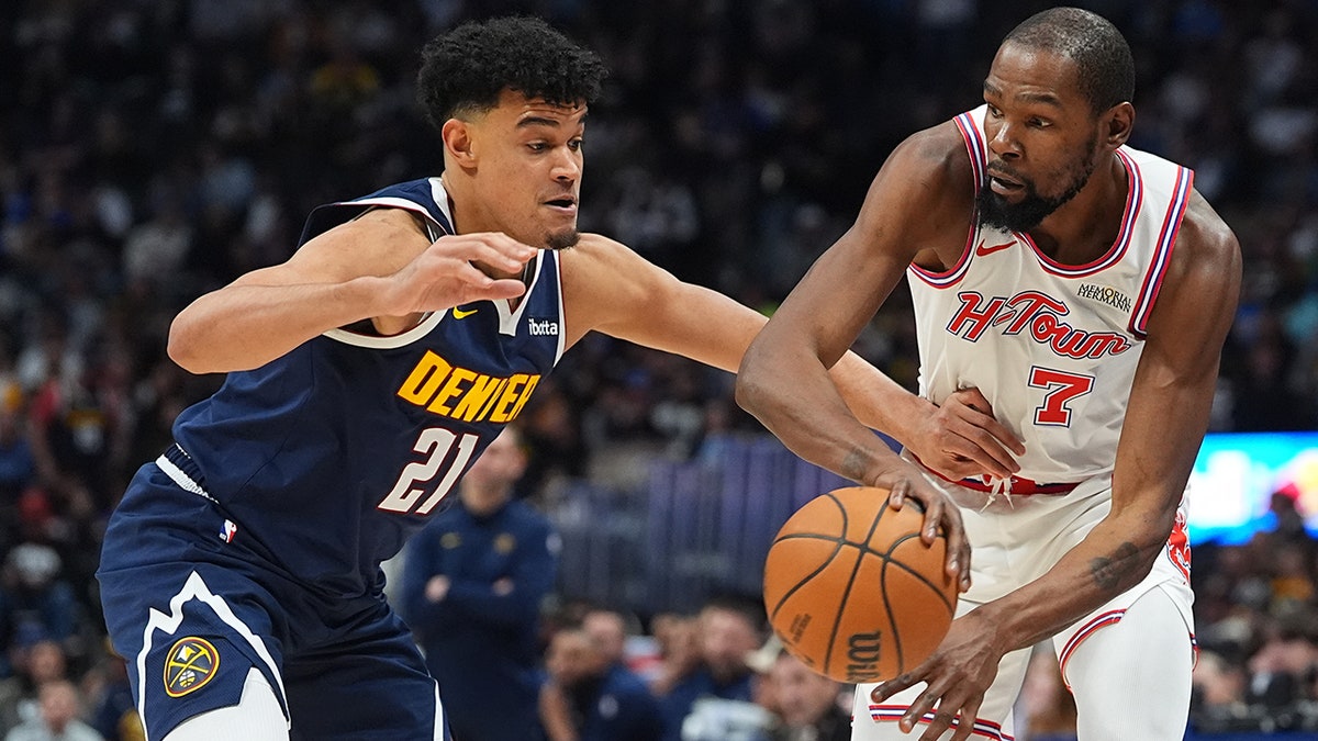 Kevin Durant passes the ball